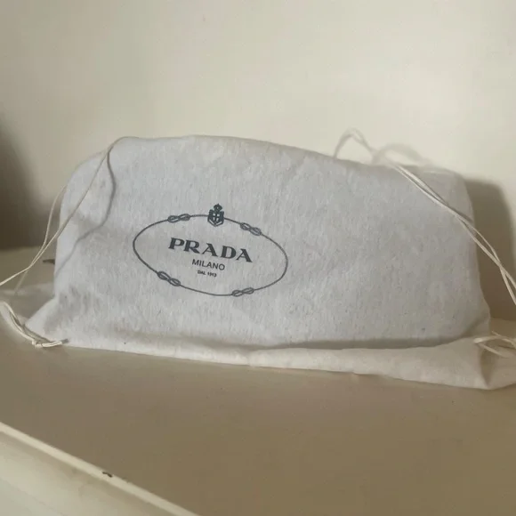 Prada Promenade Saffiano leather bag in black with gold-tone hardware - Picture 2 of 5